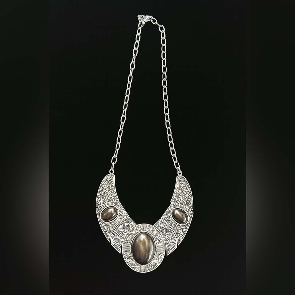 Elegant Silver Necklace with Intricate Design